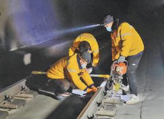 国铁乌鲁木齐局塔塔尔线路工区运维团队在天山深处守护平安